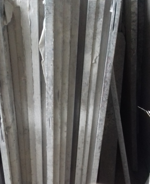  A) 05 (cinco) placas de Quartzo preto Steliar (4,27 m2 por placa), avaliada cada peça em R$ 5.969,46(cinco mil e novecentos e sessenta e nove reais e quarenta e seis centavos), totalizando R$ 29.847,30(vinte e nove mil e oitocentos e quarenta e sete reais e trinta centavos); eB) 02 (duas) placa